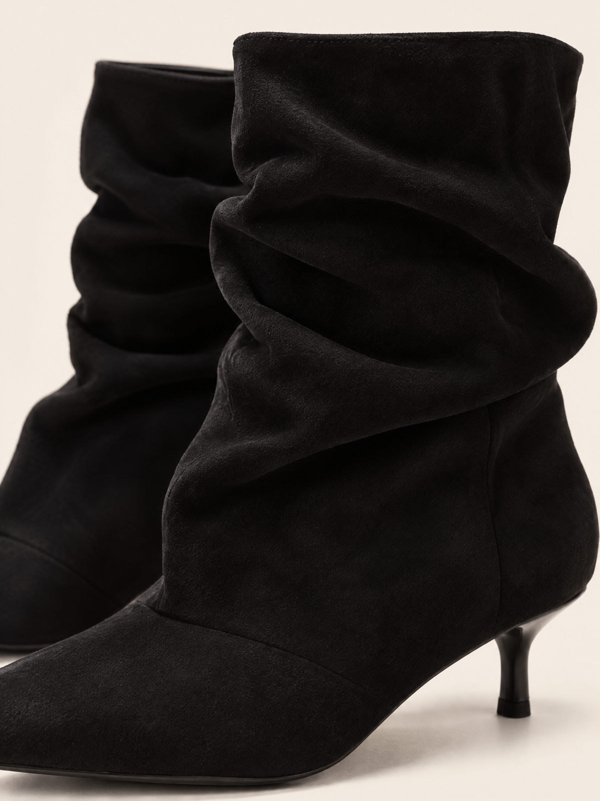 Noir — 07 — Noir — Détail plis et matière