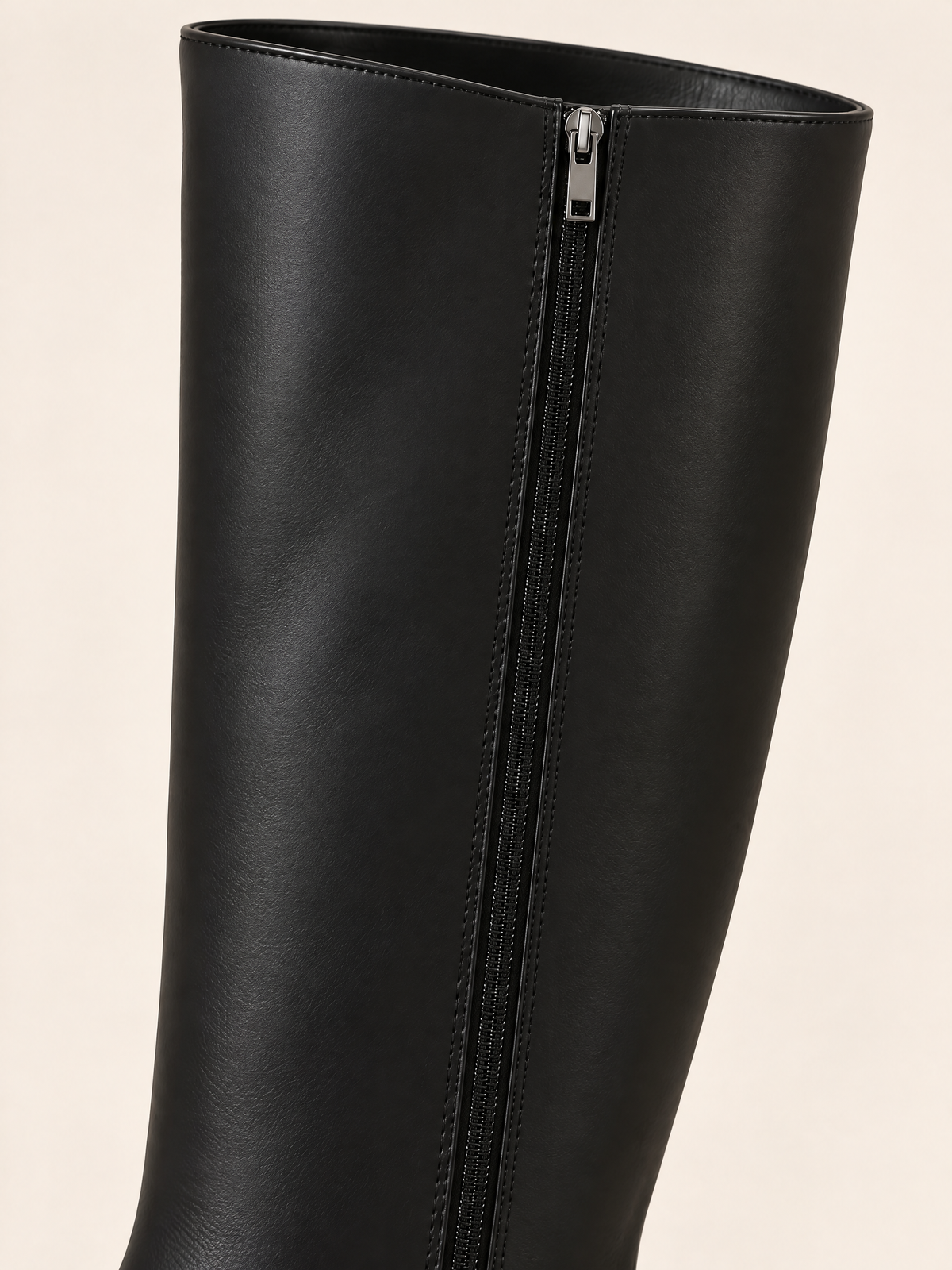 Noir — 07 — Noir — Détail zip et couture