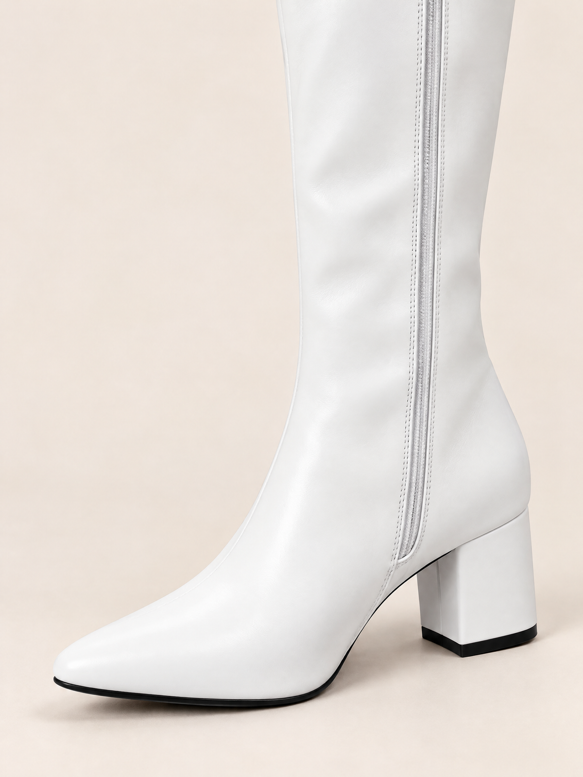 Blanc Neige — 08 — Blanc Neige — Détail bout pointu et talon bloc