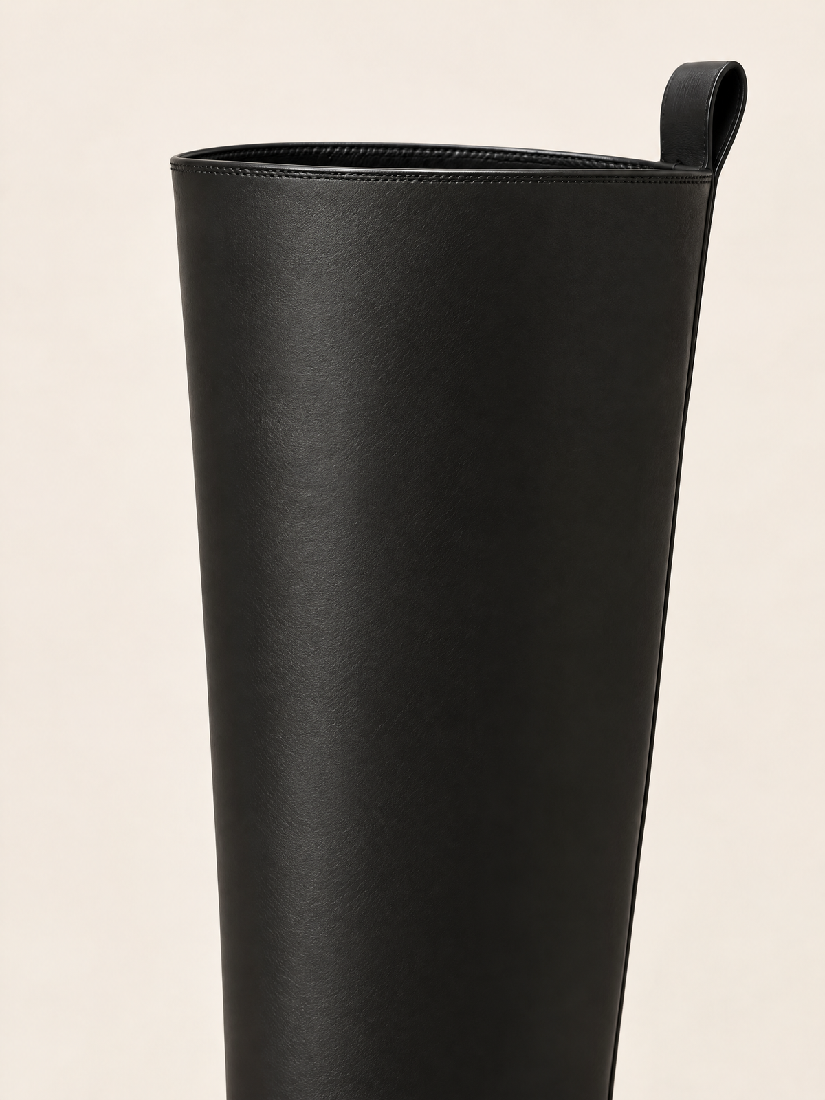 Noir — 07 — Détail matière et couture de tige