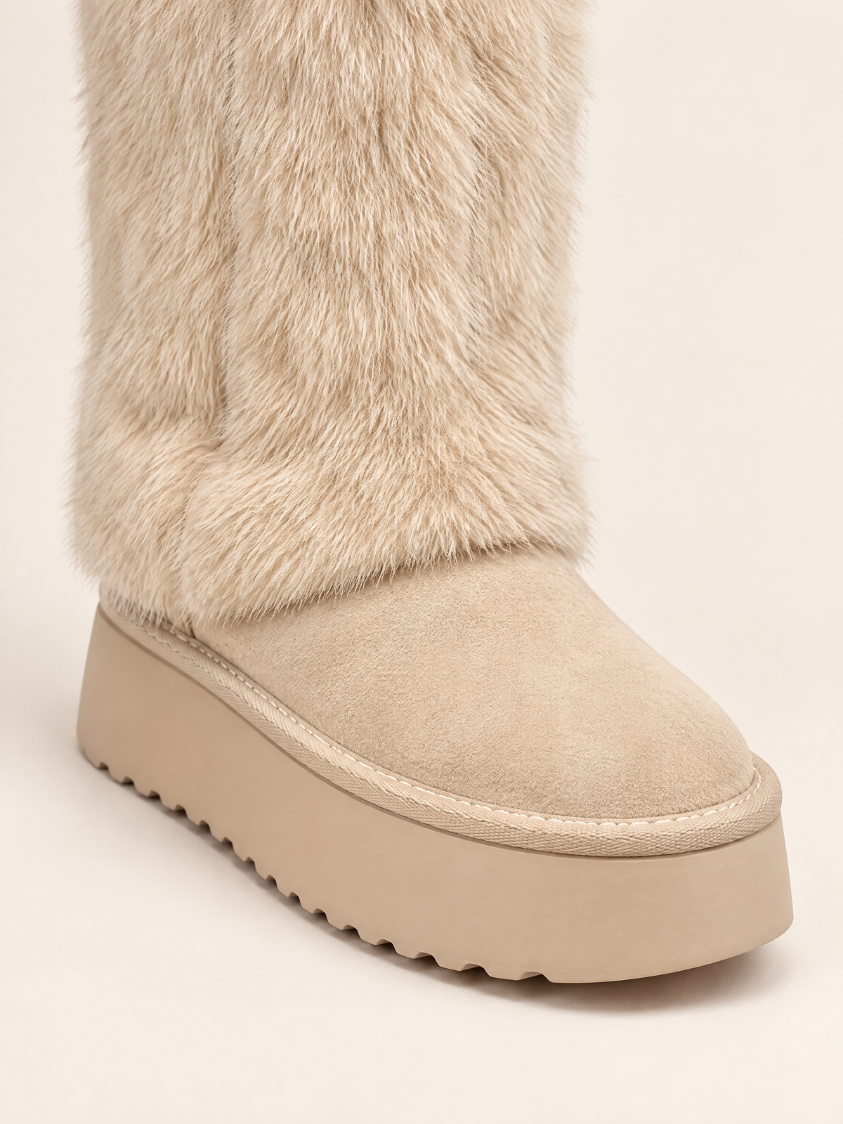 Beige Neige — 08 — Détail bout rond et semelle plateforme