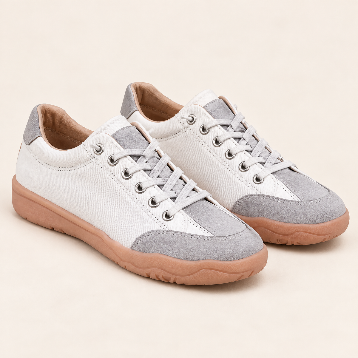 Gris Blanc — Gris Blanc 01 — Paire trois-quarts carrée sur fond écru