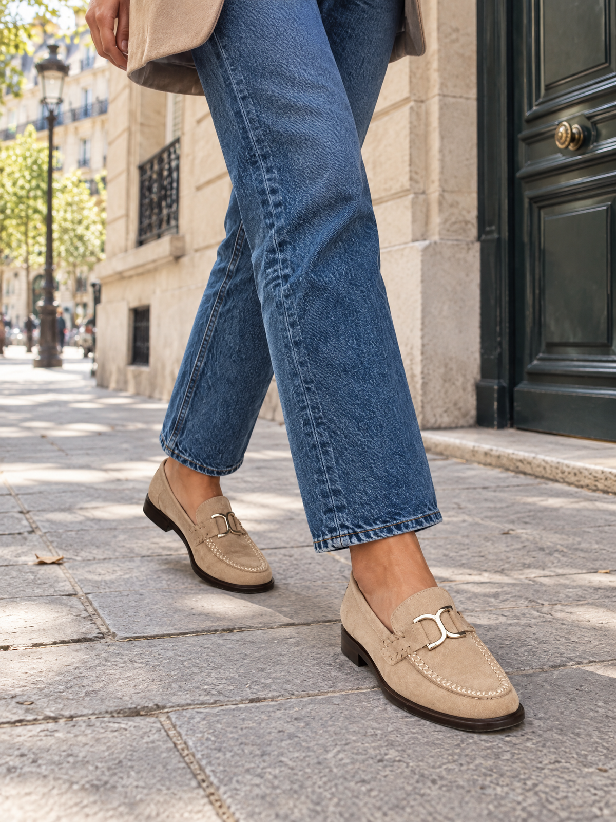 Beige taupe — 09 — Beige taupe — allure en marche à Paris