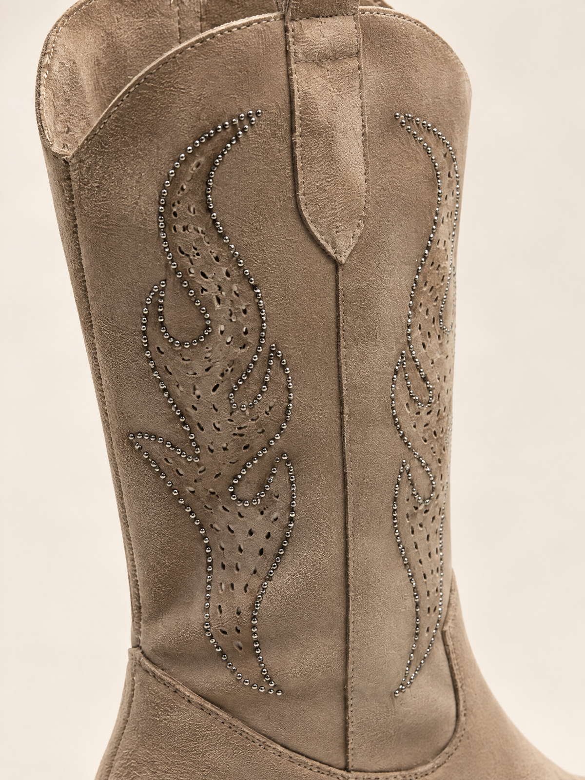 Taupe — 07 — Détail matière et motifs cloutés