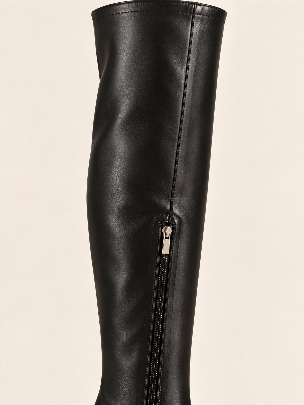 Noir — 07 — Détail zip et matière