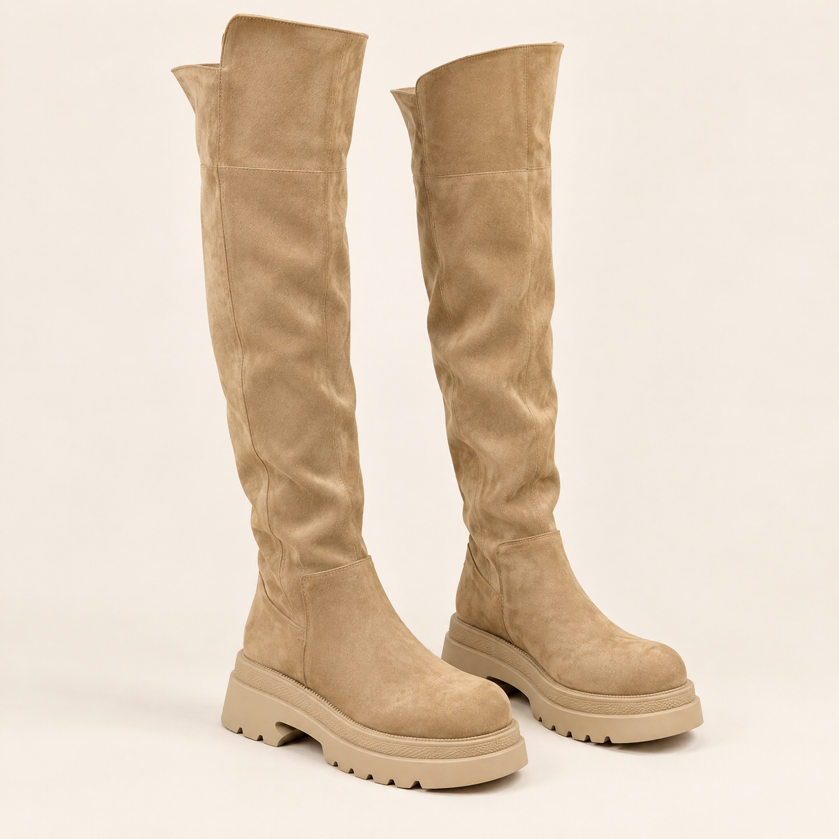 Beige Sable — 01 — Beige Sable — Paire carrée sur fond écru