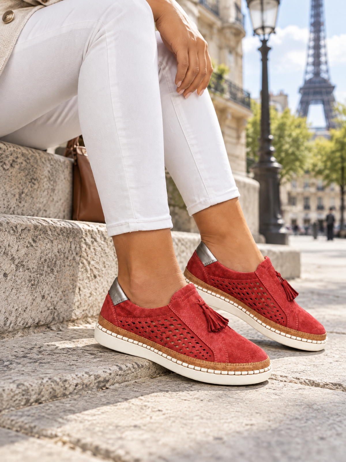 Rouge cerise — 04 — Portée assise à Paris