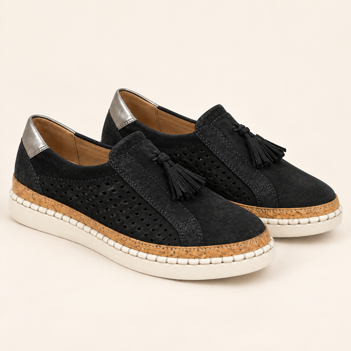 Noir — 01 — Paire carrée sur fond écru