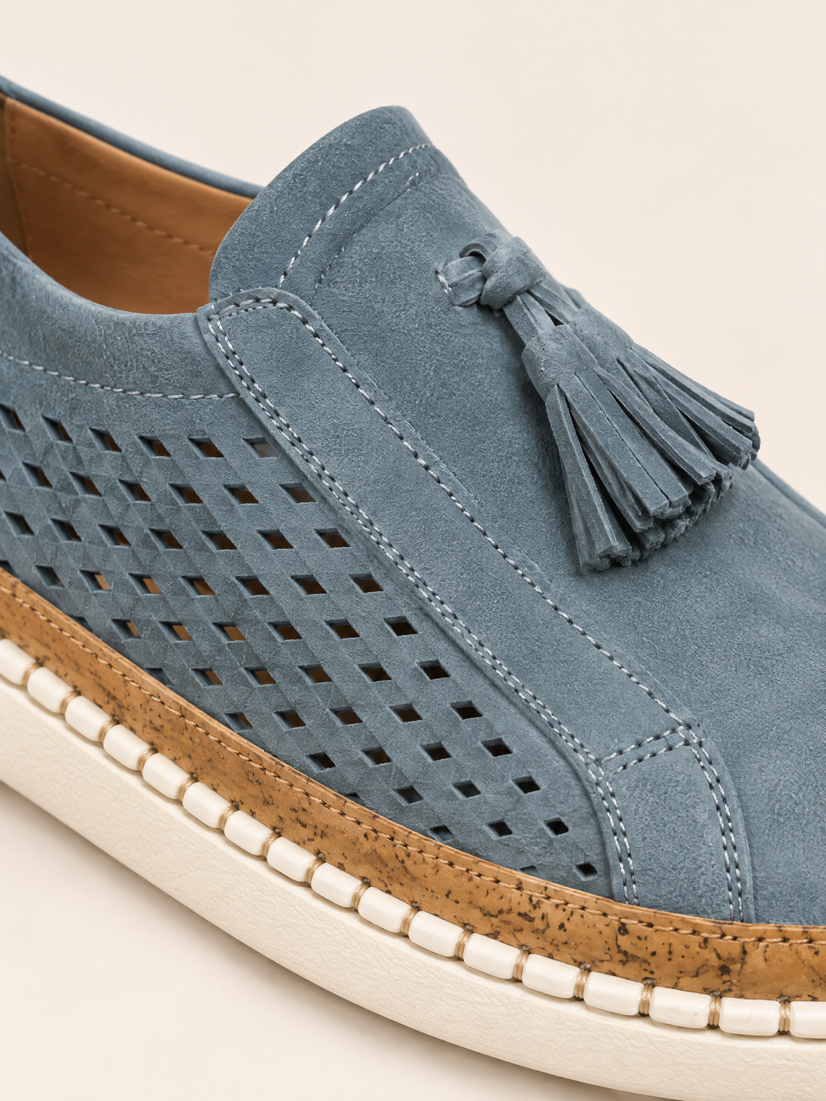 Bleu grisé — 07 — Détail perforations et suédine