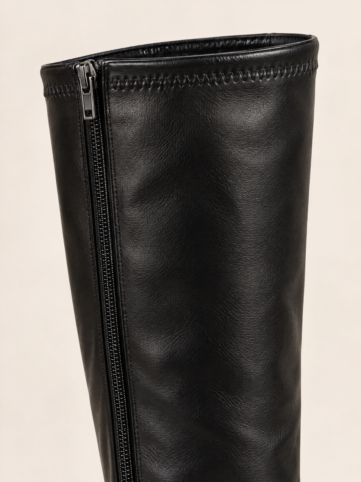 Noir — 07 — Détail zip et bord supérieur
