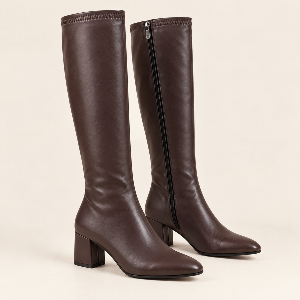 Chocolat — 01 — Paire carrée sur fond écru