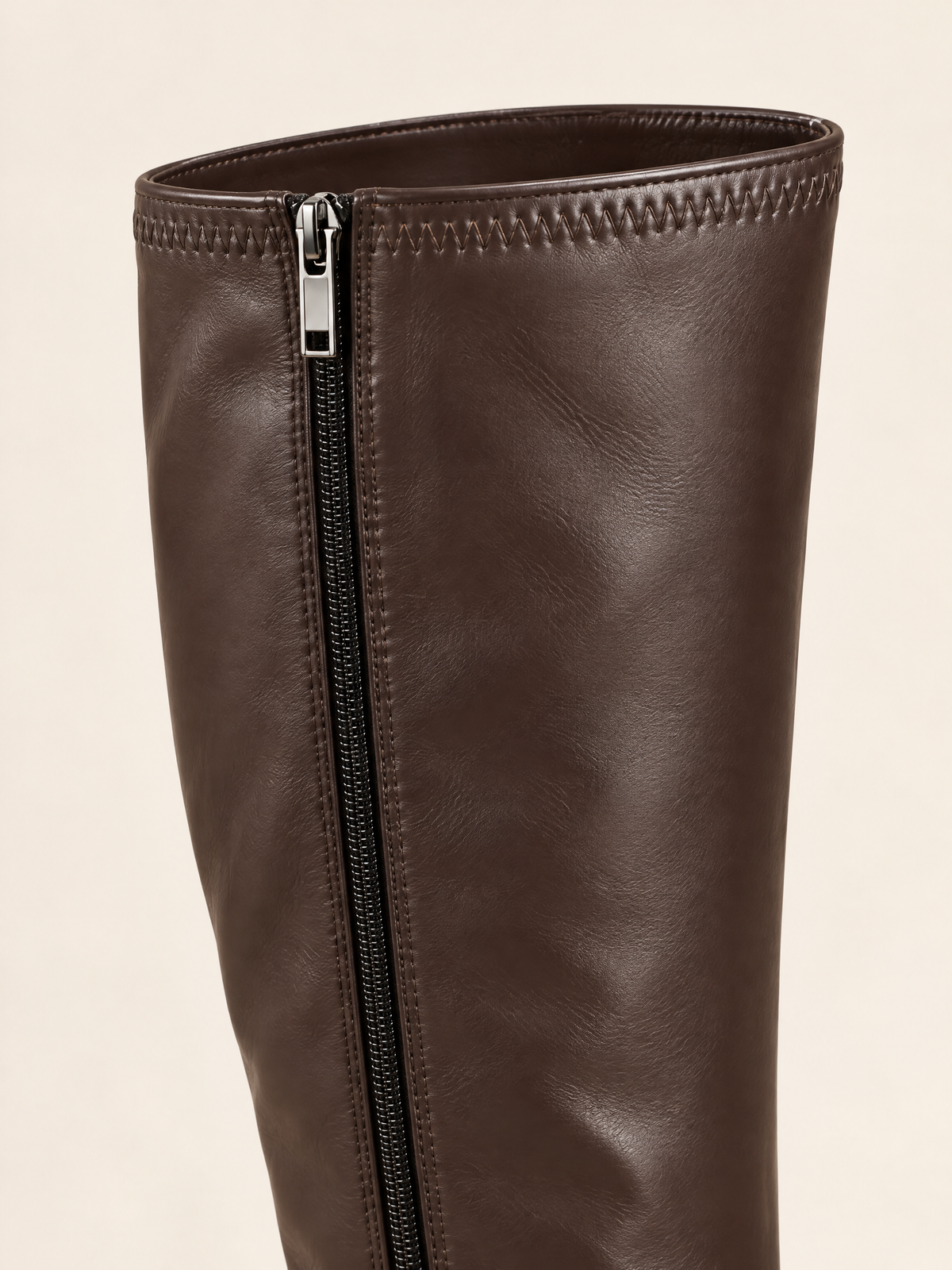 Chocolat — 07 — Détail zip et bord supérieur