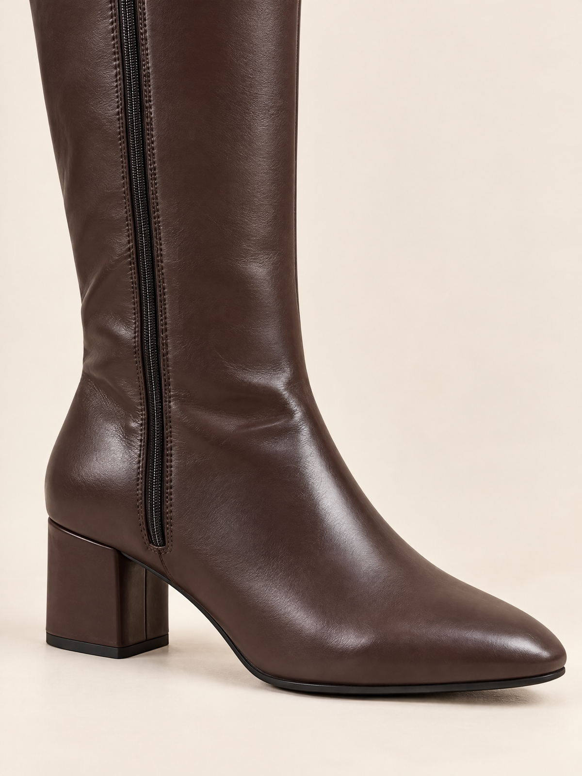 Chocolat — 08 — Détail talon bloc et bout