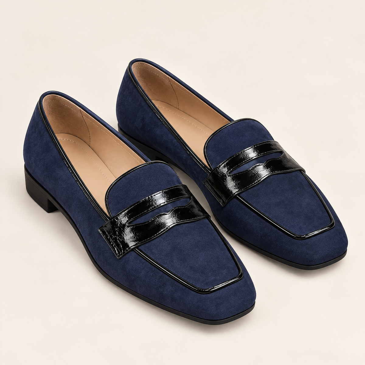 Bleu nuit — 01 — Paire de mocassins sur fond écru