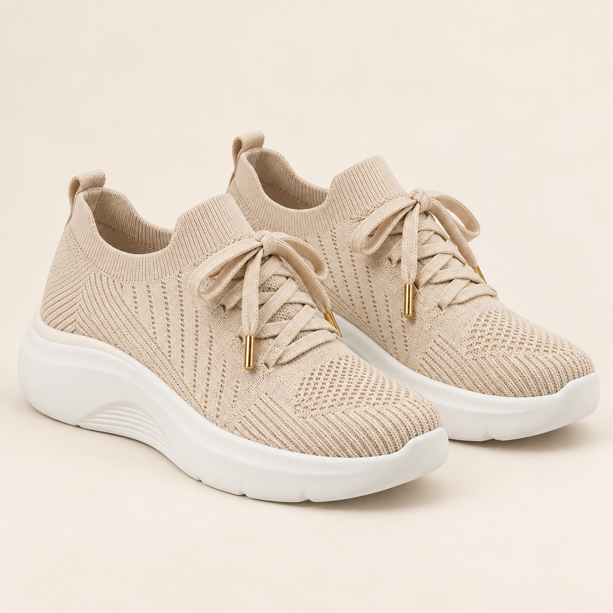 Perrine — Beige — paire de trois quarts sur fond écru