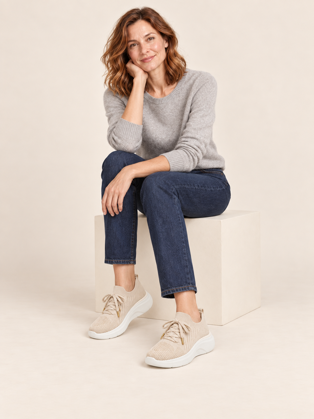 Perrine — Beige — silhouette portée assise en studio