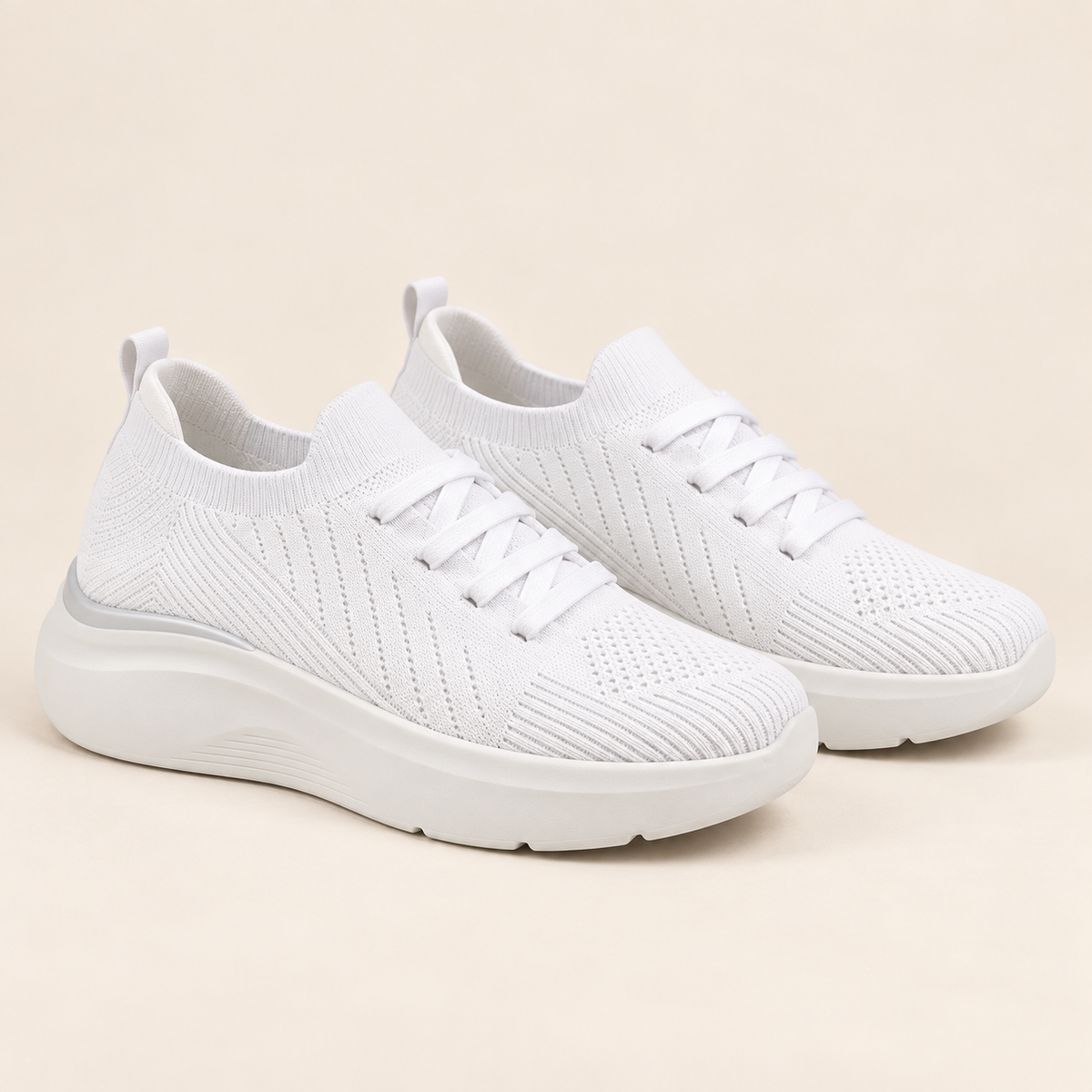 Perrine — Blanc — paire de trois quarts sur fond écru