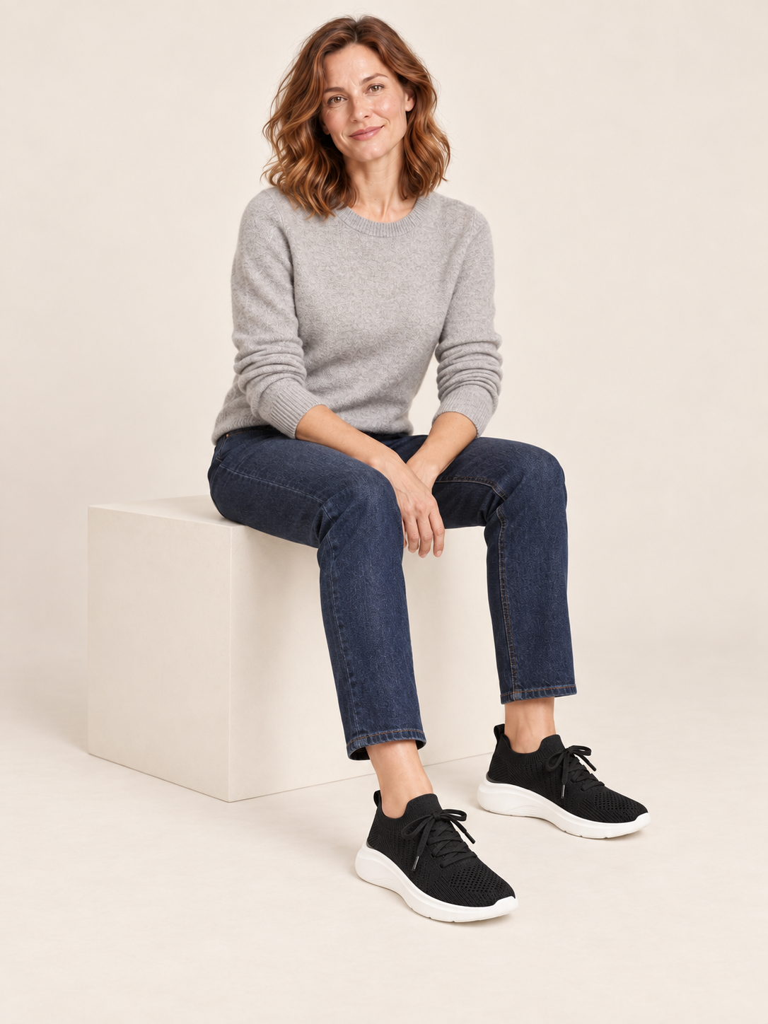 Perrine — Noir — silhouette portée assise en studio