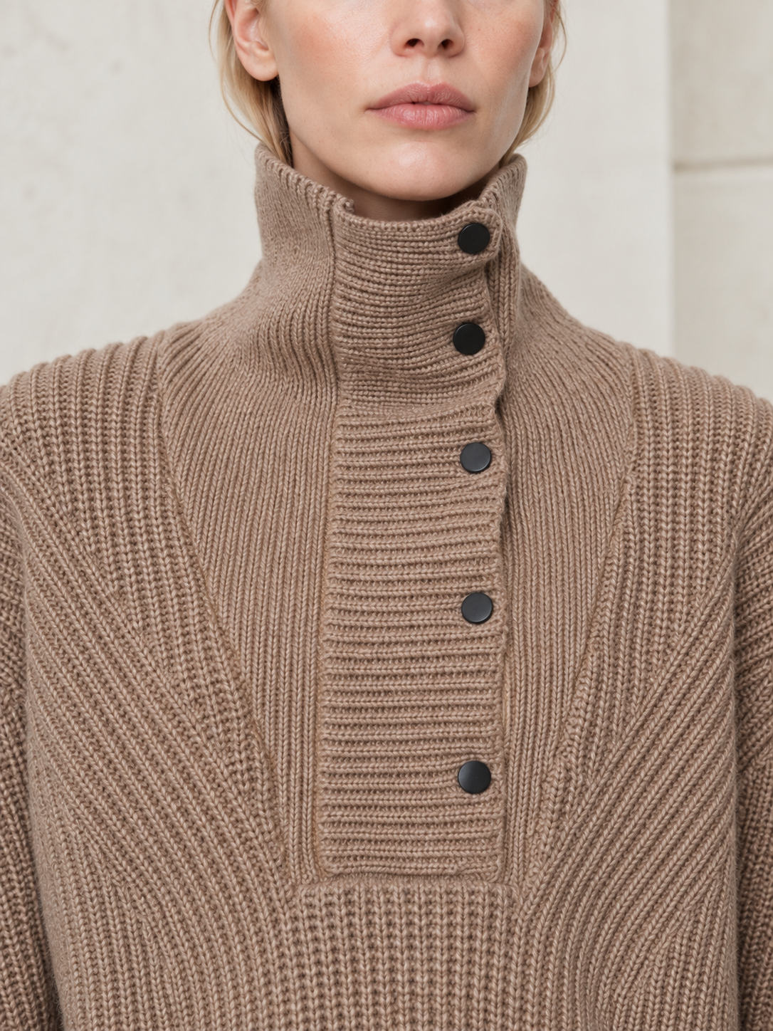 Maglione in lana con collo alto e bottoni — Céline